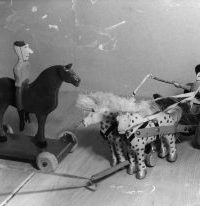 Leluja sotainvalidien leikkikalutehtaalta 1942